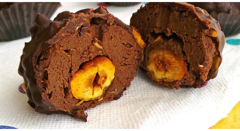 Domače "Ferrero Rocher" kroglice (lešnikovi trufleji) Domače "Ferrero Rocher" kroglice (lešnikovi trufleji)