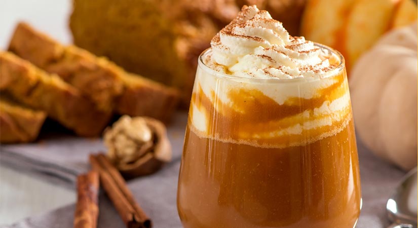 Beljakovinska bela kava z bučo ( »pumpkin spice latte«) Beljakovinska bela kava z bučo ( »pumpkin spice latte«)