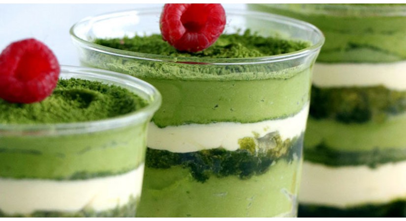 Veganski matcha-avokado tiramisu Veganski matcha-avokado tiramisu
